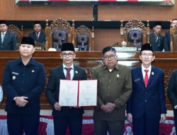 Rapat Paripurna DPRD Muara Enim Resmi Usulkan Pengesahan Pengangkatan Edison – Sumami sebagai Bupati Dan Wakil Bupati Muara Enim 2025-2030