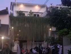 Giliran Rumah Menteri Keuangan Sri Mulyani Di Datangi Ribuan Massa.