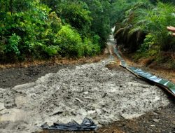 Pekerjaan Proyek Cor Beton Dinas PUPR Muara Enim Di Kecamatan Benakat Ini Terkesan Menantang APH.