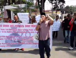 Unjuk Rasa Komunike Arus Bawah Anti Pemupakatan Jahat Muara Enim Terkait Proses Lelang Proyek, Bupati Dan Kabag ULP Diduga Menghindar.